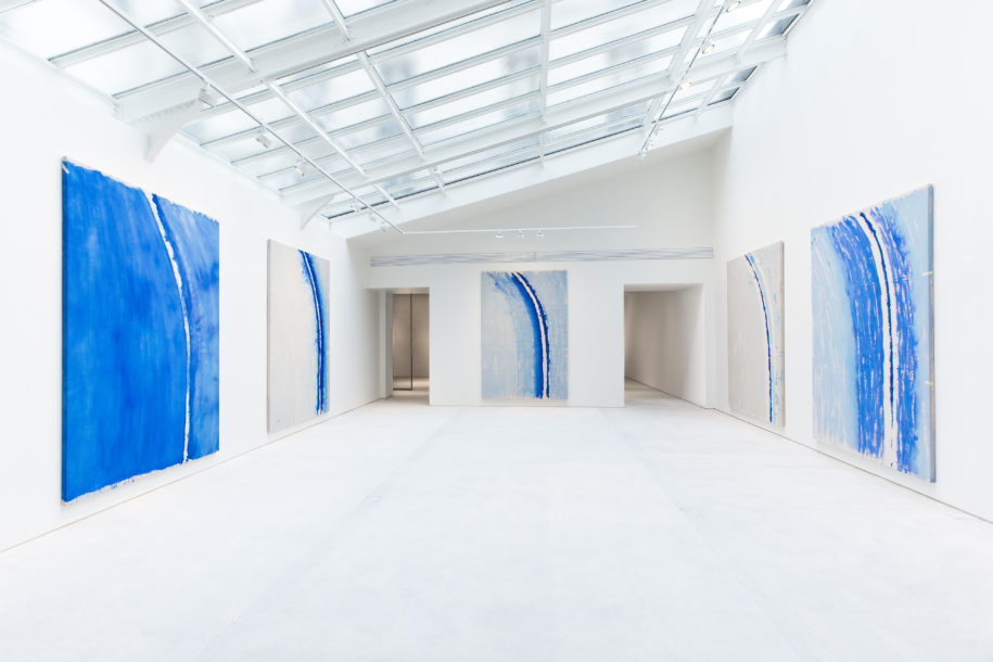 Installation view of Günther Uecker: Lichtbogen exhibition at Lévy Gorvy Paris