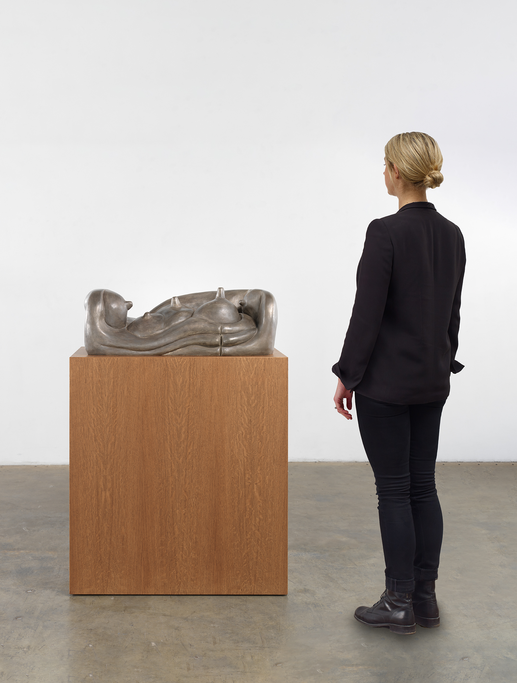 Scale view of Louise Bourgeois's bronze sculpture Breasts and Blade